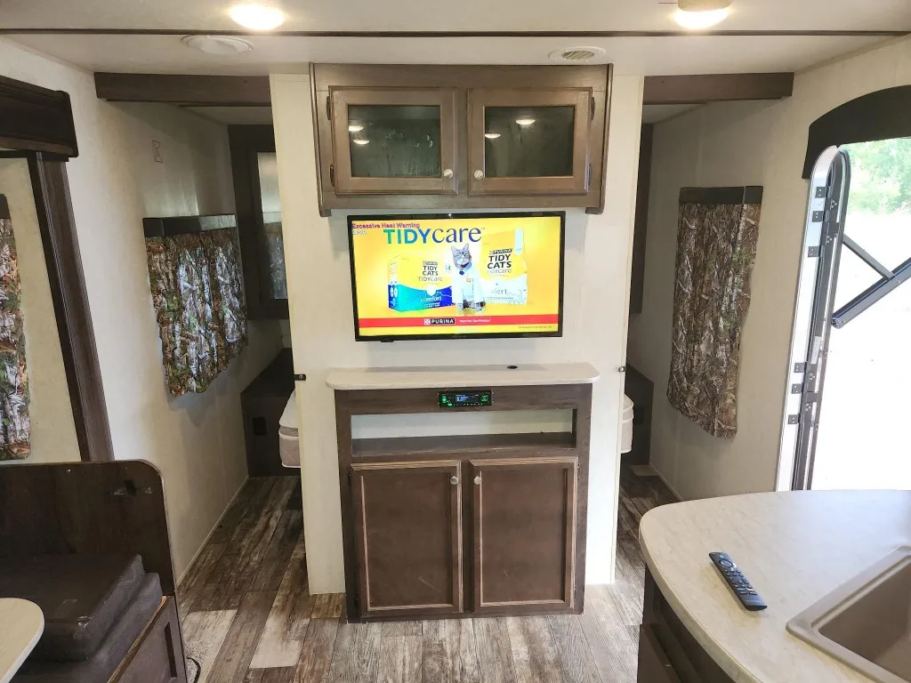 Mossy Oak Cabin kitchen and bunk beds